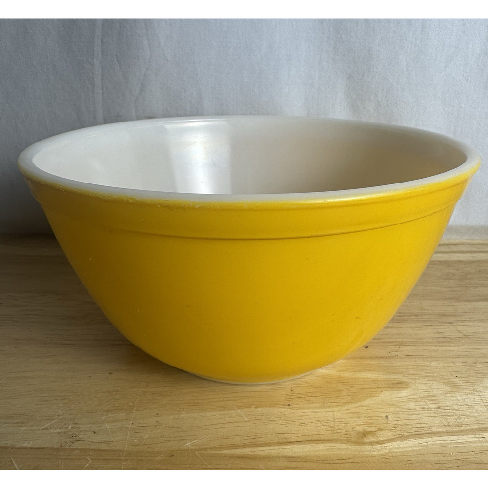 Vintage Pyrex #402 Yellow Nesting Mixing Bowl 1.5 Qt MCM Kitchen Glass USA